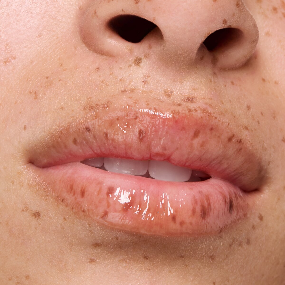 Essence The Super Peptide Glossy Lip Treatment 01