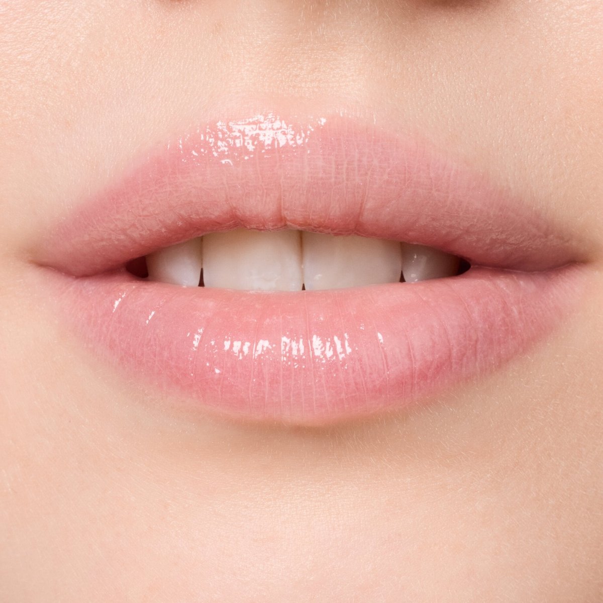 Essence Mickey & Friends Balmy Gloss 01