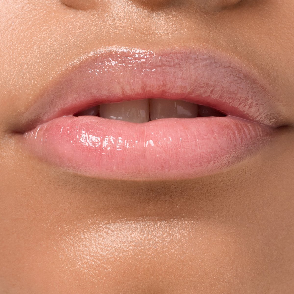 Essence Mickey & Friends Balmy Gloss 01