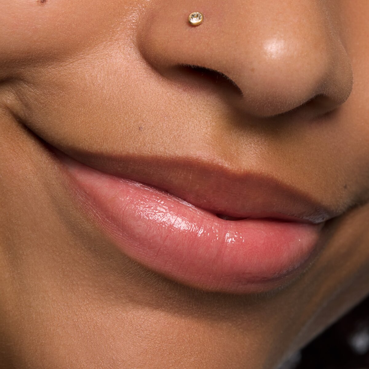 Essence The Super Peptide Glossy Lip Treatment 01