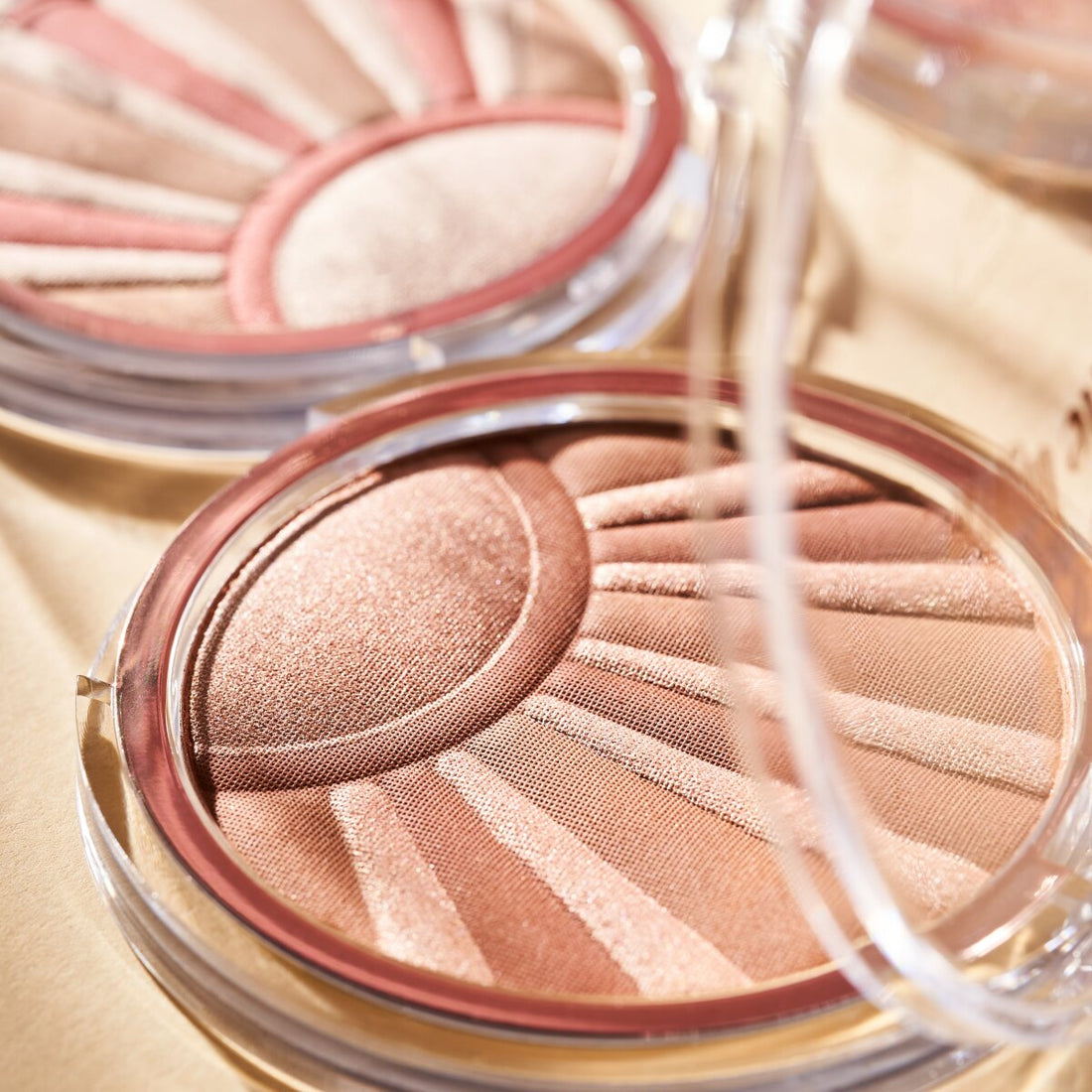 Essence Kissed By The Light Illuminating Powder 02