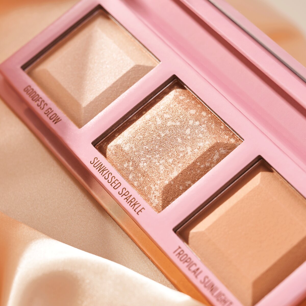 Essence Love That Glow &amp; Bronze Palette