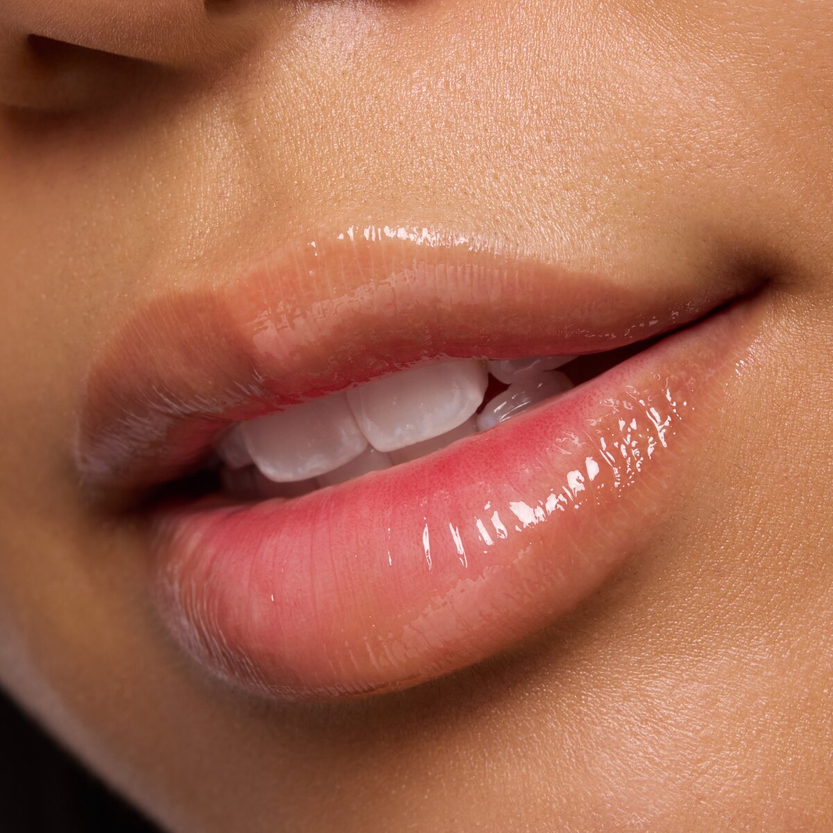 Essence The Super Peptide Glossy Lip Treatment 01