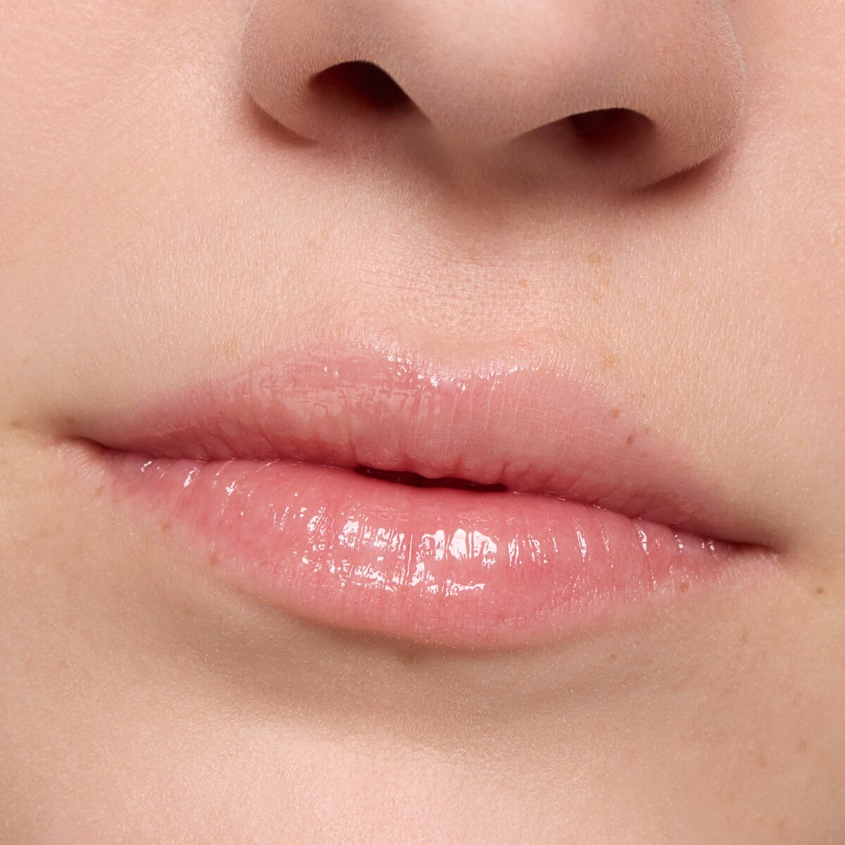 Essence The Super Peptide Glossy Lip Treatment 01